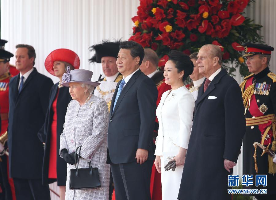 10月20日，對英國進行國事訪問的國家主席習近平出席英國女王伊麗莎白二世在倫敦騎兵檢閱場舉行的隆重歡迎儀式。 新華社記者 龐興雷 攝