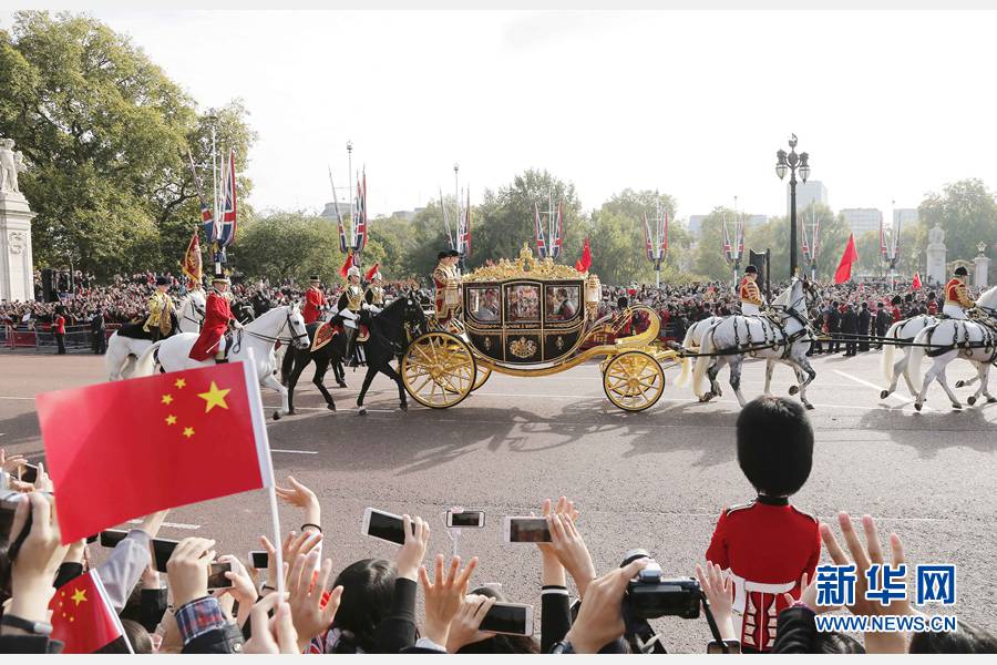 這是習近平和夫人彭麗媛在女王夫婦陪同下，乘坐皇家馬車前往白金漢宮下榻。新華社記者 周磊 攝