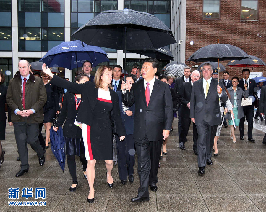 10月21日，國(guó)家主席習(xí)近平在倫敦參觀帝國(guó)理工學(xué)院。 新華社記者姚大偉 攝