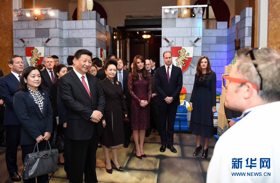 10月21日，國家主席習(xí)近平和夫人彭麗媛在英國威廉王子夫婦陪同下，出席在倫敦舉行的中英創(chuàng)意產(chǎn)業(yè)展。 新華社記者 張鐸 攝