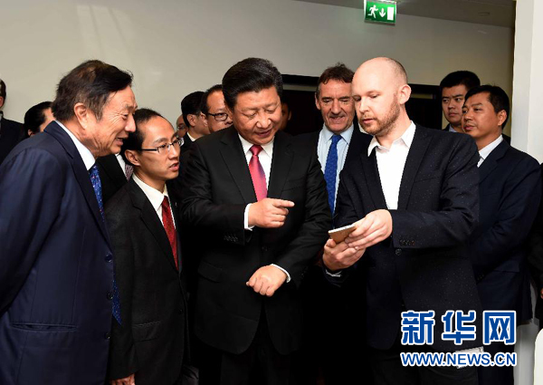 10月21日，國家主席習(xí)近平在倫敦參觀華為英國公司。 新華社記者 饒愛民 攝