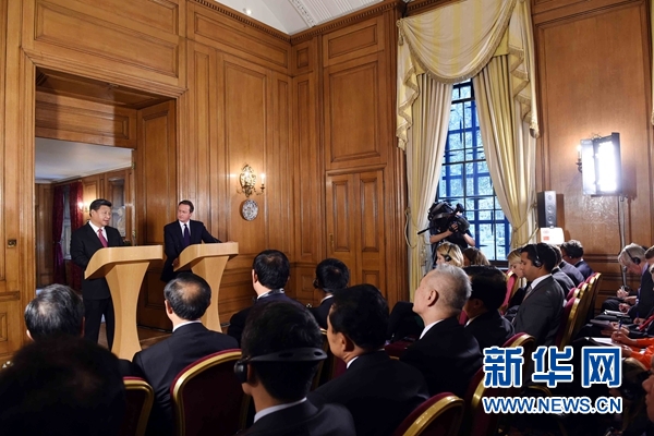 10月21日，國家主席習(xí)近平在倫敦唐寧街首相府同英國首相卡梅倫舉行會談。這是會談結(jié)束后，習(xí)近平和卡梅倫共同會見記者。 新華社記者 饒愛民 攝 