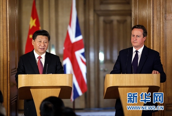 10月21日，國家主席習(xí)近平在倫敦唐寧街首相府同英國首相卡梅倫舉行會談。這是會談結(jié)束后，習(xí)近平和卡梅倫共同會見記者。 新華社記者 鞠鵬 攝 