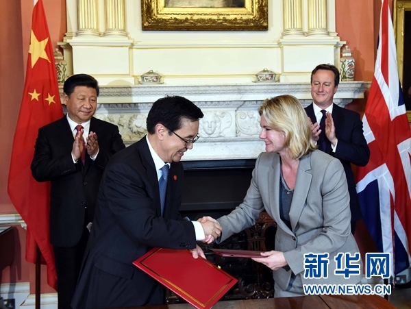 10月21日，國家主席習(xí)近平在倫敦唐寧街首相府同英國首相卡梅倫舉行會談。這是會談結(jié)束后，兩國領(lǐng)導(dǎo)人共同見證雙邊合作文件的簽署。新華社記者 饒愛民 攝 