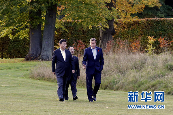 這是習(xí)近平與卡梅倫漫步草坪，邊走邊談。新華社記者 鞠鵬攝