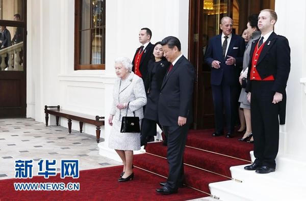 10月22日，國家主席習(xí)近平和夫人彭麗媛離開白金漢宮。離開前，英國女王伊麗莎白二世和丈夫菲利普親王專門前來同習(xí)近平夫婦親切話別。新華社記者 鞠鵬 攝