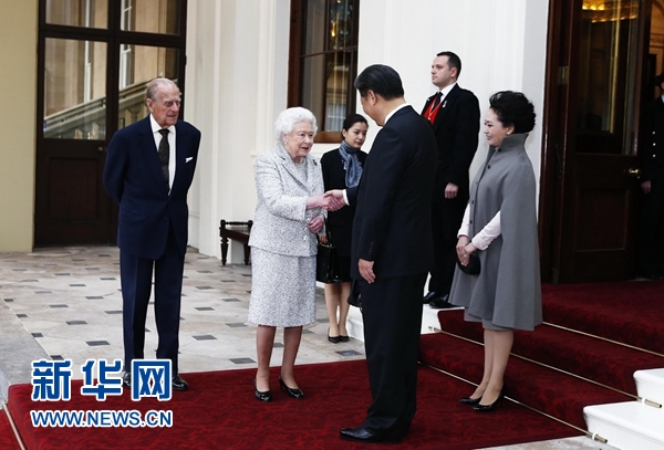 10月22日，國家主席習(xí)近平和夫人彭麗媛離開白金漢宮。離開前，英國女王伊麗莎白二世和丈夫菲利普親王專門前來同習(xí)近平夫婦親切話別。新華社記者 鞠鵬 攝