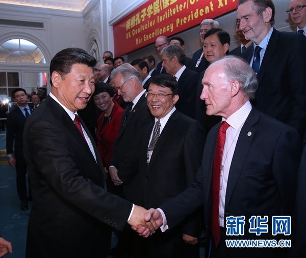 10月22日，國家主席習(xí)近平在倫敦出席全英孔子學(xué)院和孔子課堂年會(huì)開幕式。這是習(xí)近平同參加開幕式的嘉賓親切交談。 新華社記者 龐興雷 攝 