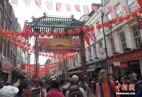 習(xí)近平主席訪問英國，倫敦唐人街掛出大紅燈籠和中英兩國國旗。 <a target='_blank' ><p  align=
