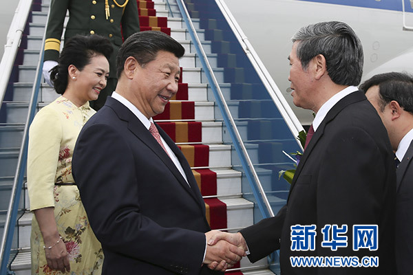 11月5日，中共中央總書記、國家主席習近平抵達越南首都河內(nèi)，開始對越南進行國事訪問。這是越南高級官員到機場迎接習近平和夫人彭麗媛。新華社記者蘭紅光攝 