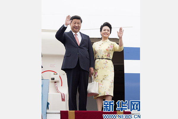 11月5日，中共中央總書記、國家主席習近平抵達越南首都河內(nèi)，開始對越南進行國事訪問。這是習近平和夫人彭麗媛步出艙門向歡迎人群揮手致意。新華社記者 李學仁 攝