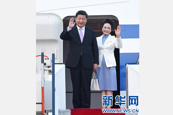 11月6日，國家主席習(xí)近平抵達(dá)新加坡，開始對新加坡進(jìn)行國事訪問。這是習(xí)近平和夫人彭麗媛步出艙門。 新華社記者張鐸攝