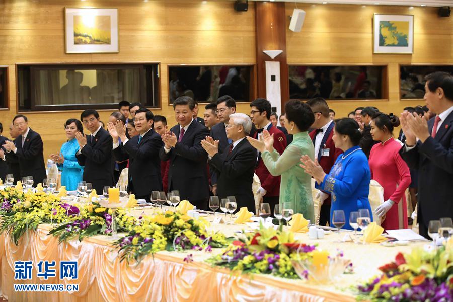 11月5日，中共中央總書記、國家主席習近平和夫人彭麗媛出席越共中央總書記阮富仲和越南國家主席張晉創(chuàng)在河內(nèi)國際會議中心舉行的盛大歡迎晚宴。新華社記者 龐興雷 攝 