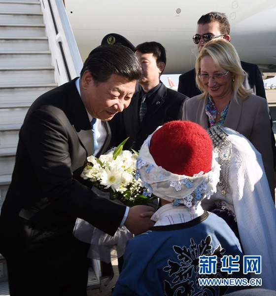 11月14日，國家主席習(xí)近平抵達土耳其安塔利亞，應(yīng)土耳其共和國總統(tǒng)埃爾多安邀請，出席二十國集團領(lǐng)導(dǎo)人第十次峰會。這是土耳其兒童向習(xí)近平主席獻花。新華社記者 饒愛民 攝 