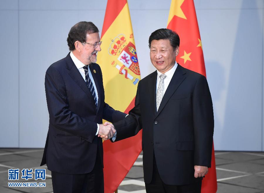 11月16日，國(guó)家主席習(xí)近平在土耳其安塔利亞會(huì)見(jiàn)西班牙首相拉霍伊。 新華社記者 張鐸 攝