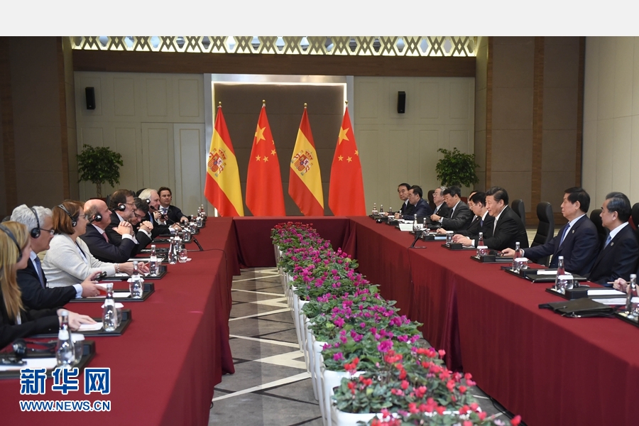 11月16日，國(guó)家主席習(xí)近平在土耳其安塔利亞會(huì)見(jiàn)西班牙首相拉霍伊。 新華社記者 張鐸 攝