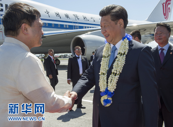 11月17日，國家主席習(xí)近平抵達菲律賓首都馬尼拉尼諾·阿基諾國際機場，出席即將舉行的亞太經(jīng)合組織第二十三次領(lǐng)導(dǎo)人非正式會議。菲律賓高級官員到機場迎接習(xí)近平主席。新華社記者李學(xué)仁攝