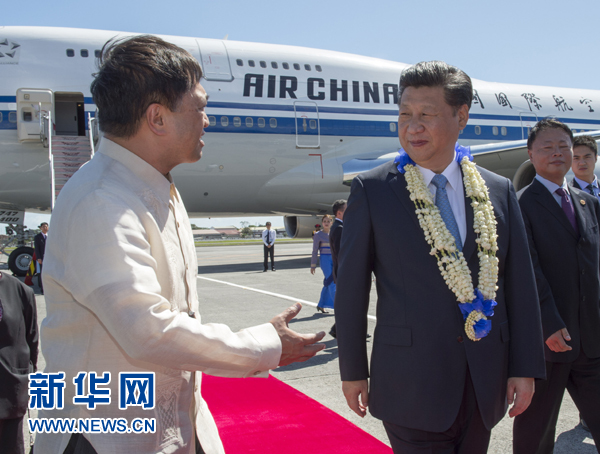 11月17日，國家主席習(xí)近平抵達菲律賓首都馬尼拉尼諾·阿基諾國際機場，出席即將舉行的亞太經(jīng)合組織第二十三次領(lǐng)導(dǎo)人非正式會議。菲律賓高級官員到機場迎接習(xí)近平主席。新華社記者李學(xué)仁攝