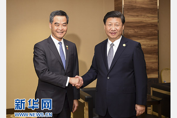 11月18日，國(guó)家主席習(xí)近平在菲律賓馬尼拉會(huì)見(jiàn)前來(lái)出席亞太經(jīng)合組織第二十三次領(lǐng)導(dǎo)人非正式會(huì)議的香港特別行政區(qū)行政長(zhǎng)官梁振英。新華社記者謝環(huán)馳攝