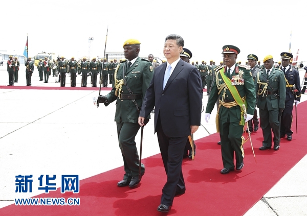 12月1日，中國國家主席習(xí)近平乘專機抵達津巴布韋首都哈拉雷，開始對津巴布韋進行國事訪問。津巴布韋總統(tǒng)穆加貝在機場舉行隆重歡迎儀式。這是習(xí)近平檢閱儀仗隊。新華社記者 黃敬文 攝 