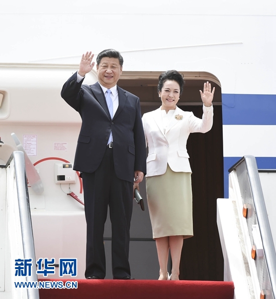 12月1日，中國國家主席習(xí)近平乘專機抵達津巴布韋首都哈拉雷，開始對津巴布韋進行國事訪問。津巴布韋總統(tǒng)穆加貝在機場舉行隆重歡迎儀式。這是習(xí)近平和夫人彭麗媛向歡迎人群揮手致意。新華社記者 謝環(huán)馳 攝 
