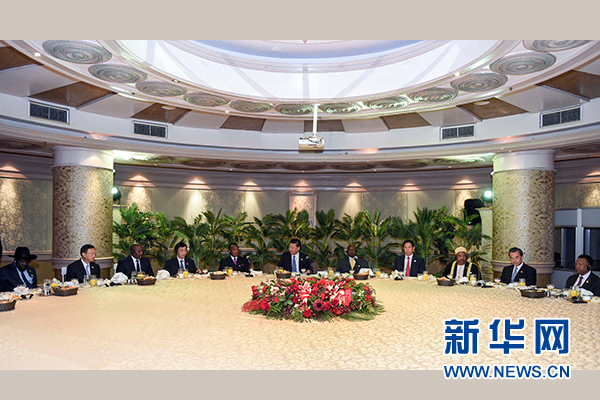 12月4日，國家主席習近平在約翰內(nèi)斯堡集體會見13位非洲國家領(lǐng)導(dǎo)人。 新華社記者 謝環(huán)馳 攝