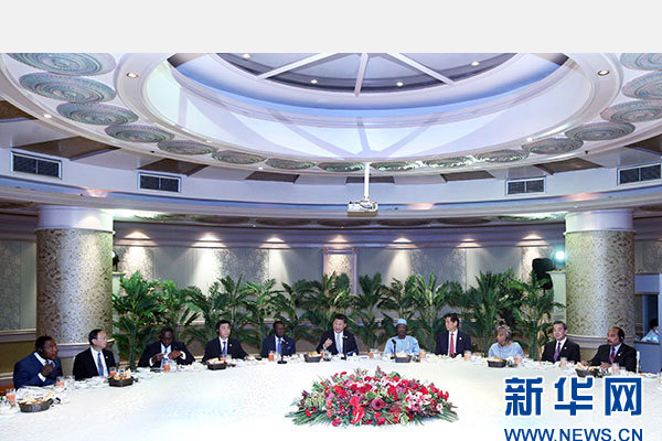 12月5日，國(guó)家主席習(xí)近平在約翰內(nèi)斯堡再次集體會(huì)見(jiàn)17位非洲國(guó)家領(lǐng)導(dǎo)人。 新華社記者 姚大偉 攝