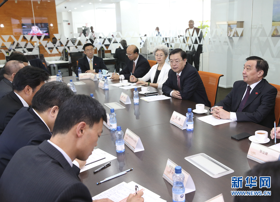 這是3月25日，張德江在肯尼亞首都內(nèi)羅畢考察中央電視臺非洲分臺并接見中央媒體駐非洲機構(gòu)負責(zé)人。 新華社記者馬占成攝