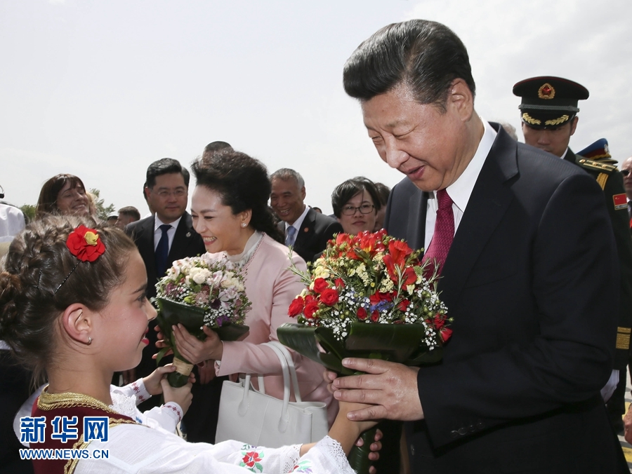  6月17日，國(guó)家主席習(xí)近平乘專機(jī)抵達(dá)貝爾格萊德，開(kāi)始對(duì)塞爾維亞共和國(guó)進(jìn)行國(guó)事訪問(wèn)。塞爾維亞少年兒童向習(xí)近平和夫人彭麗媛獻(xiàn)上鮮花。新華社記者 蘭紅光 攝 