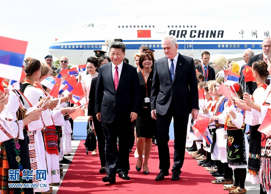 6月17日，國(guó)家主席習(xí)近平乘專機(jī)抵達(dá)貝爾格萊德，開(kāi)始對(duì)塞爾維亞共和國(guó)進(jìn)行國(guó)事訪問(wèn)。習(xí)近平和夫人彭麗媛在機(jī)場(chǎng)受到塞爾維亞總統(tǒng)尼科利奇夫婦的熱情迎接。新華社記者 饒愛(ài)民 攝
