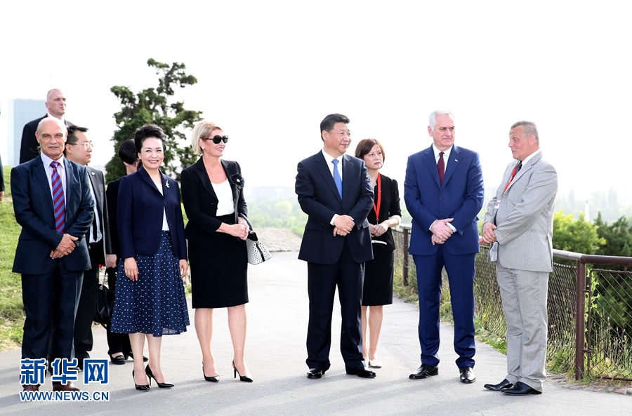 6月17日，中國(guó)國(guó)家主席習(xí)近平和夫人彭麗媛在塞爾維亞總統(tǒng)尼科利奇夫婦陪同下參觀具有悠久歷史的貝爾格萊德卡萊梅格丹公園。 新華社記者 馬占成 攝