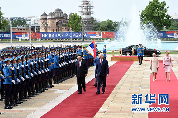 6月18日，國家主席習(xí)近平出席塞爾維亞總統(tǒng)尼科利奇在貝爾格萊德舉行的隆重歡迎儀式。 新華社記者饒愛民攝