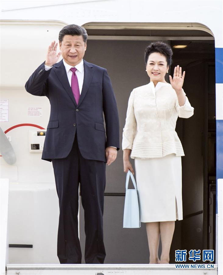 6月19日，國(guó)家主席習(xí)近平抵達(dá)華沙，開(kāi)始對(duì)波蘭共和國(guó)進(jìn)行國(guó)事訪問(wèn)。這是習(xí)近平和夫人彭麗媛步出艙門。 新華社記者 謝環(huán)馳 攝 
