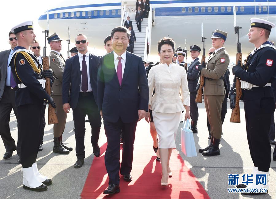6月19日，國(guó)家主席習(xí)近平抵達(dá)華沙，開(kāi)始對(duì)波蘭共和國(guó)進(jìn)行國(guó)事訪問(wèn)。這是習(xí)近平和夫人彭麗媛走下飛機(jī)。 新華社記者 饒愛(ài)民 攝