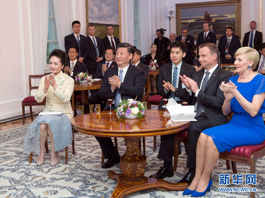 6月19日，國家主席習(xí)近平和夫人彭麗媛下午抵達(dá)波蘭首都華沙，當(dāng)晚即應(yīng)邀來到貝爾維德宮做客。這是習(xí)近平和彭麗媛同杜達(dá)夫婦共同欣賞波蘭馬佐夫舍民族歌舞團(tuán)的精彩演出。新華社記者 謝環(huán)馳 攝 