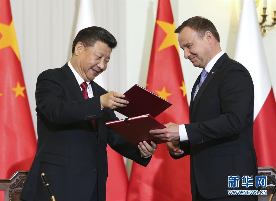 6月20日，國家主席習(xí)近平在華沙同波蘭總統(tǒng)杜達(dá)舉行會(huì)談。這是會(huì)談后，兩國元首共同簽署《中華人民共和國和波蘭共和國關(guān)于建立全面戰(zhàn)略伙伴關(guān)系的聯(lián)合聲明》。新華社記者蘭紅光攝
