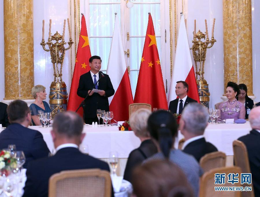 6月20日，國家主席習(xí)近平出席波蘭總統(tǒng)杜達在華沙王宮舉行的盛大歡迎晚宴。 新華社記者 劉衛(wèi)兵 攝