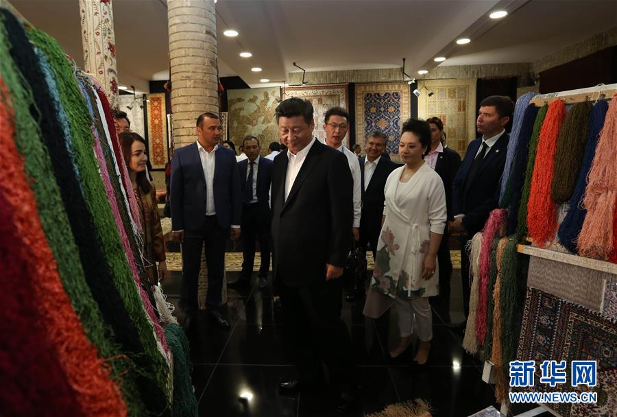 6月21日下午，正在對烏茲別克斯坦進(jìn)行國事訪問的國家主席習(xí)近平在烏茲別克斯坦總理米爾濟(jì)約耶夫陪同下，來到布哈拉古城參觀這座被稱為“絲綢之路活化石”的歷史文化名城。這是習(xí)近平和夫人彭麗媛參觀一家地毯和絲綢作坊。新華社記者蘭紅光攝