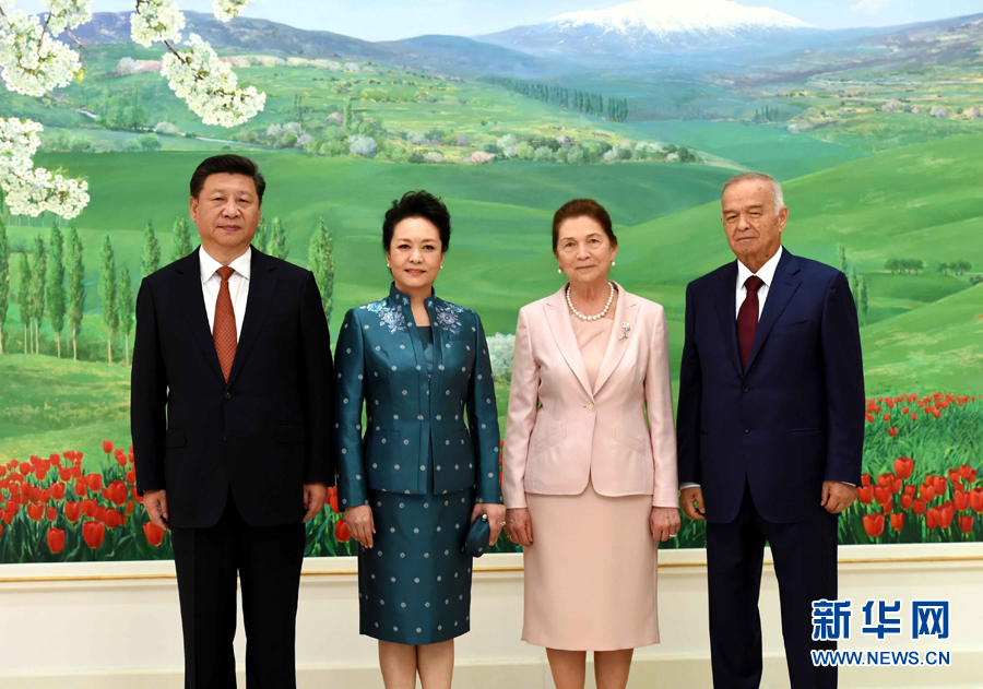 6月22日，國家主席習(xí)近平在塔什干庫克薩萊國賓館同烏茲別克斯坦總統(tǒng)卡里莫夫舉行會談。會談前，習(xí)近平出席卡里莫夫舉行的歡迎儀式。習(xí)近平和夫人彭麗媛受到卡里莫夫和夫人卡里莫娃熱情迎接。新華社記者饒愛民攝