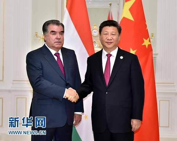 6月23日，國(guó)家主席習(xí)近平在塔什干會(huì)見塔吉克斯坦總統(tǒng)拉赫蒙。新華社記者李濤攝