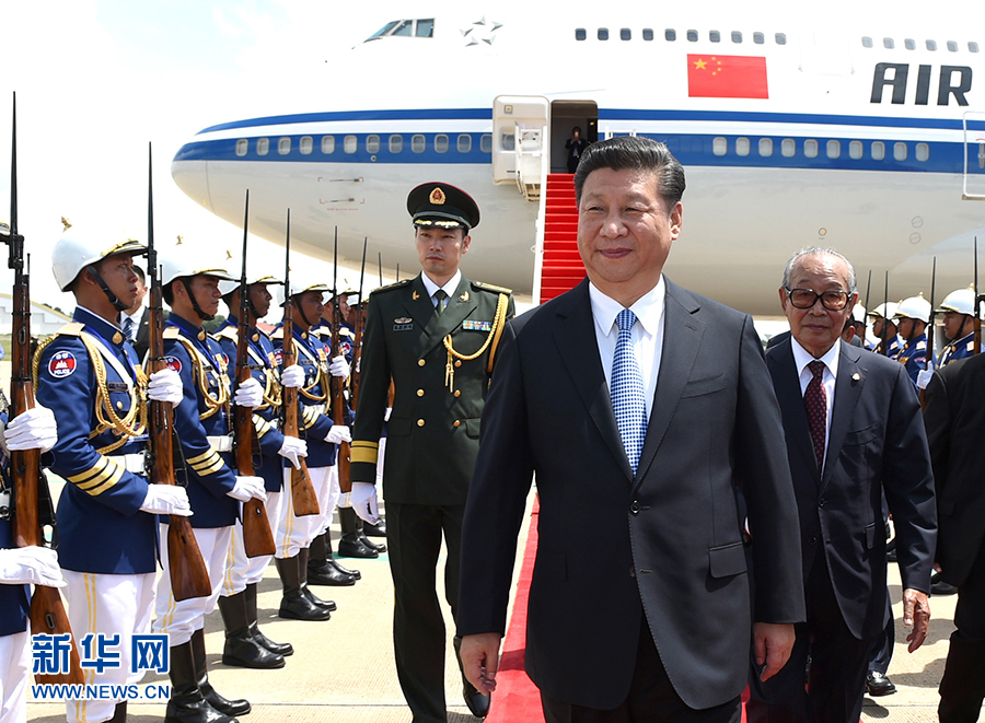 10月13日，國家主席習(xí)近平乘專機(jī)抵達(dá)金邊國際機(jī)場，開始對柬埔寨王國進(jìn)行國事訪問。柬埔寨副首相兼王宮事務(wù)大臣貢桑奧親王和夏卡朋親王、阿倫公主等在舷梯旁熱情迎接習(xí)近平主席。新華社記者　謝環(huán)馳　攝