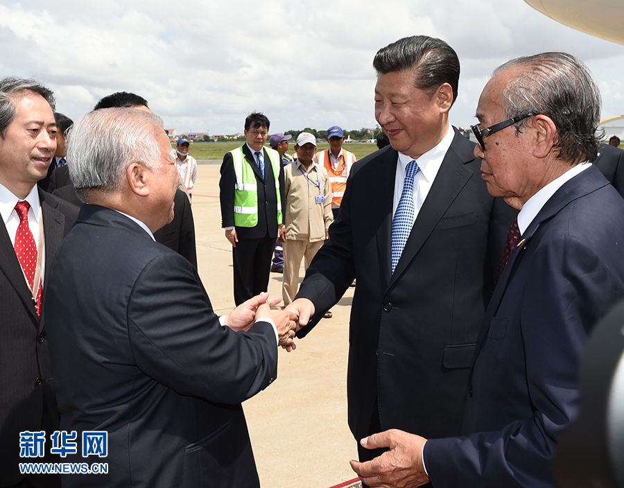 10月13日，國家主席習(xí)近平乘專機(jī)抵達(dá)金邊國際機(jī)場，開始對柬埔寨王國進(jìn)行國事訪問。柬埔寨副首相兼王宮事務(wù)大臣貢桑奧親王和夏卡朋親王、阿倫公主等在舷梯旁熱情迎接習(xí)近平主席。新華社記者　謝環(huán)馳　攝