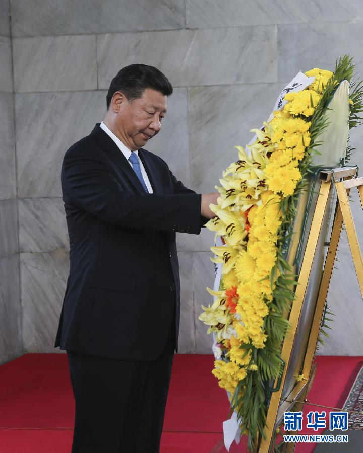 10月13日，國家主席習(xí)近平在金邊同柬埔寨首相洪森舉行會談。會談前，習(xí)近平向柬埔寨獨(dú)立紀(jì)念碑獻(xiàn)花圈。 新華社記者丁林?jǐn)z 