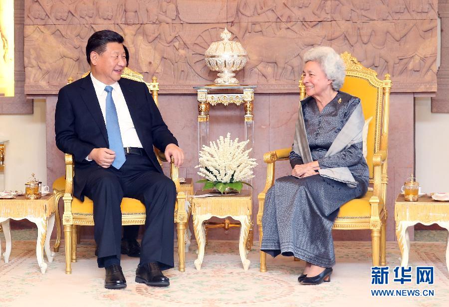 10月13日，國(guó)家主席習(xí)近平在金邊看望柬埔寨太后莫尼列。新華社記者姚大偉攝 