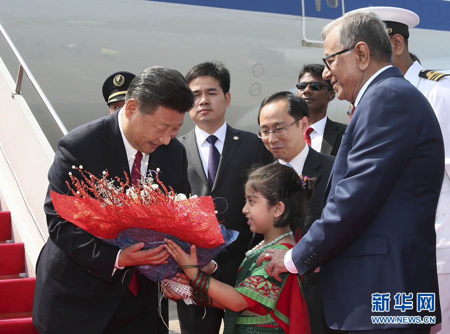 10月14日，國家主席習(xí)近平抵達(dá)達(dá)卡，開始對孟加拉人民共和國進(jìn)行國事訪問。這是習(xí)近平接受孟加拉國兒童獻(xiàn)花。 新華社記者 蘭紅光 攝