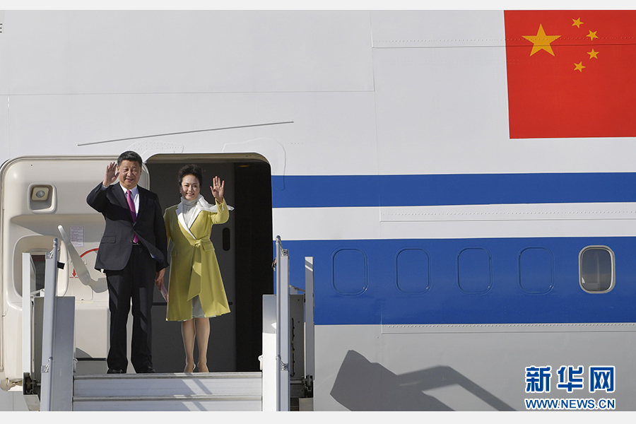 當(dāng)?shù)貢r(shí)間11月17日，國(guó)家主席習(xí)近平乘專機(jī)抵達(dá)基多，開始對(duì)厄瓜多爾共和國(guó)進(jìn)行國(guó)事訪問。這是習(xí)近平與夫人彭麗媛向歡迎人群揮手致意。新華社記者 王曄 攝 