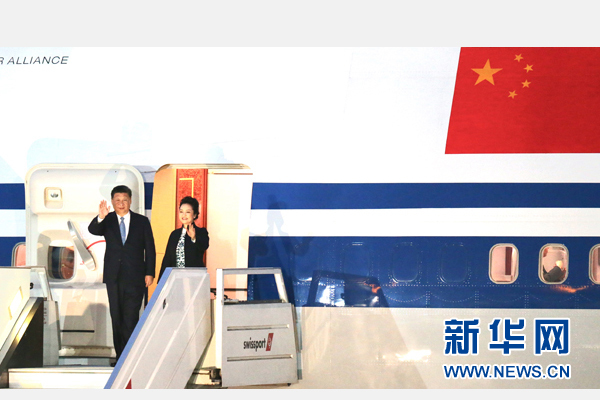 當?shù)貢r間11月18日，國家主席習近平抵達利馬，出席亞太經(jīng)合組織第二十四次領導人非正式會議并對秘魯共和國進行國事訪問。習近平和夫人彭麗媛受到秘魯副總統(tǒng)阿勞斯等熱情迎接。新華社記者 丁林 攝