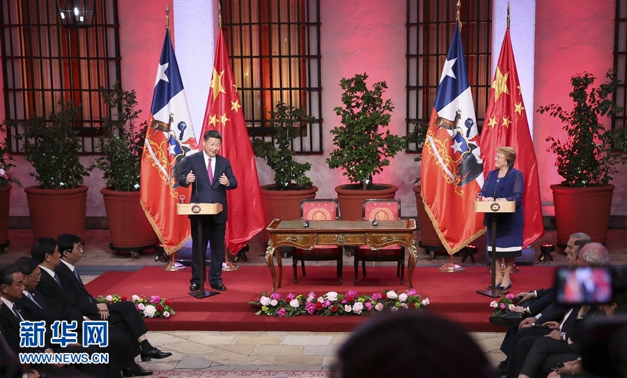 11月22日，國(guó)家主席習(xí)近平在圣地亞哥同智利總統(tǒng)巴切萊特舉行會(huì)談。這是會(huì)談后，兩國(guó)元首共同會(huì)見(jiàn)記者。 新華社記者 蘭紅光 攝