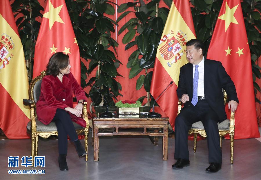 11月24日，國(guó)家主席習(xí)近平在西班牙大加那利島會(huì)見(jiàn)西班牙副首相薩恩斯。 新華社記者 蘭紅光 攝