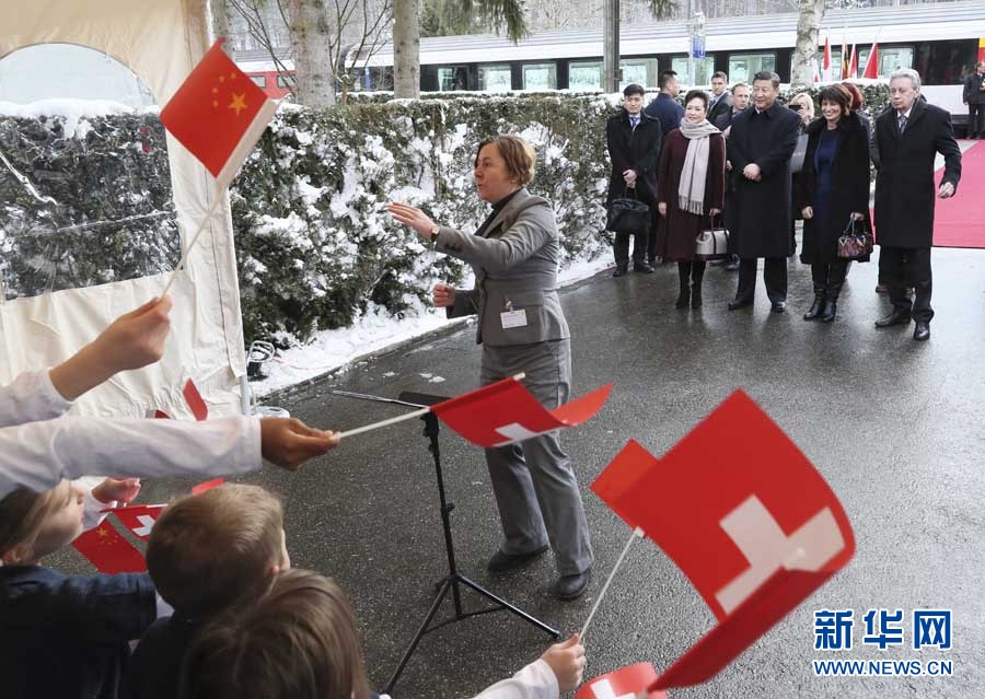 這是習(xí)近平和夫人彭麗媛在伯爾尼克爾薩茨火車站觀看瑞士童聲合唱團(tuán)表演。 新華社記者 蘭紅光 攝